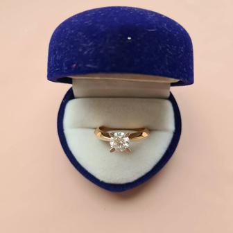 Продам кольцо женское.