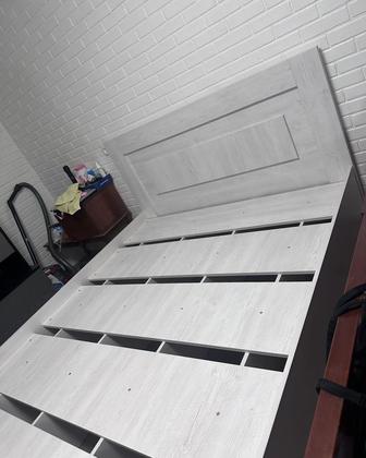 кровать с матрасом 180х200