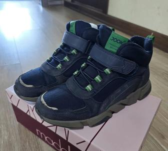 Осенние кроссовки 38 размер