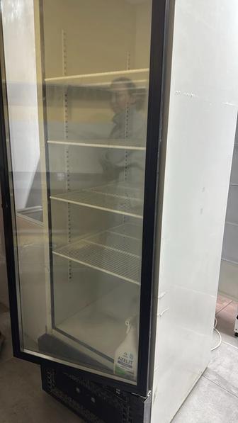 Продам витринный холодильник Capri