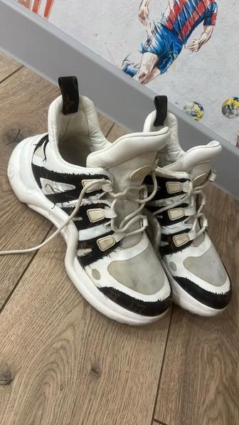 Продам кроссовки, почти даром