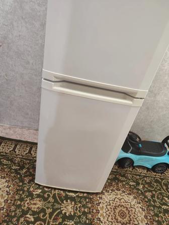 Продаётся холодильник белого цвета.