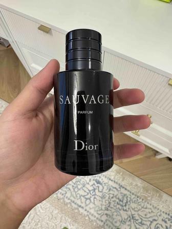 Продаю Dior Sauvage парфюмерная вода EDP (60ml) по очень хорошей цене.