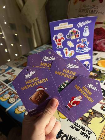 Фирменные наклейки и новогодние двусторонние открытки Milka