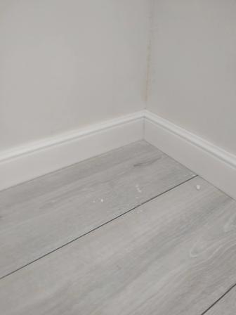 Установка гплинтусов молдингов и галтелей