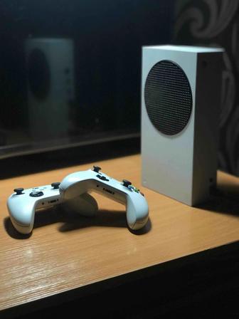 Xbox Series S - 2 джойстика