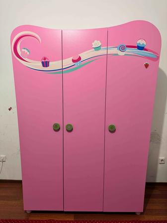 Шкаф детский с двумя кроватями и матрасами