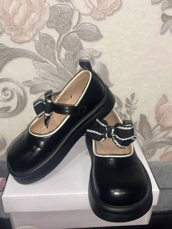 Продам детскую школьную обувь