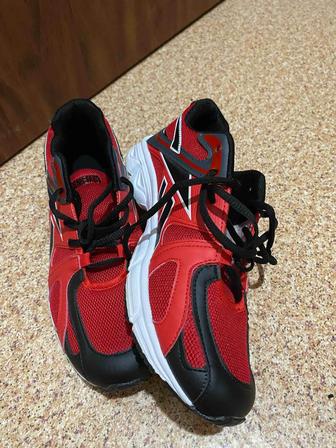 Безторг . Новые кроссовки мужские продам .