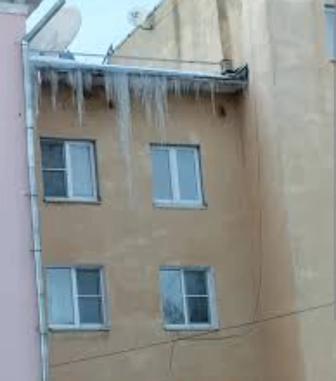 Сбиваем наледь, сосульки с крыши.