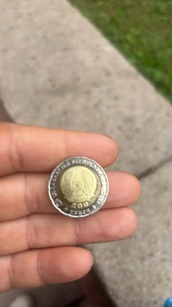 Продам монетку новый 80лет 200тенге