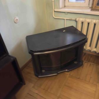 Гардероб, кровати, тумбочки, стол, стулья и витрина