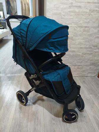 Складная прогулочная коляска.