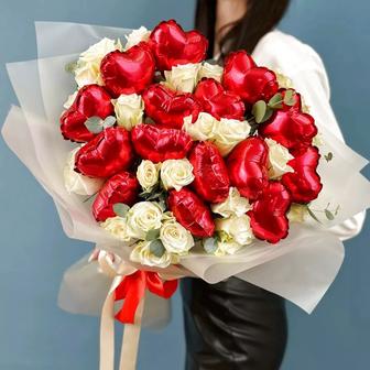 Букеты из живых роз с зеленью и шариками