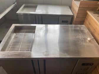 Холодильник с рабочей поверхностью и мармитницами