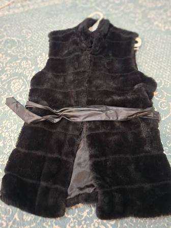 Продам меховую безрукавку женскую на осень новая