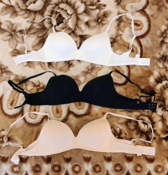 Комплект бюстгалтеров для девушек