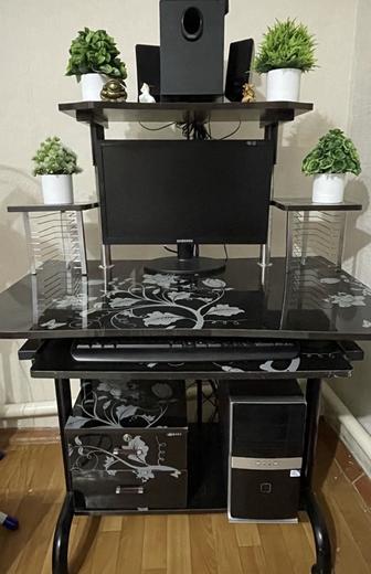 Компьютерный стол с полной комплектацией