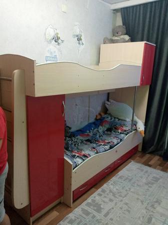 Продам двухъярусную кровать,очень удобная,имеются вместительные шкафы