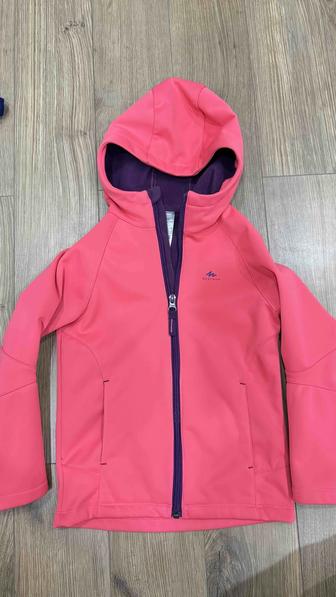 Продам куртку из софтшелла на замке Decathlon 3-5лет
