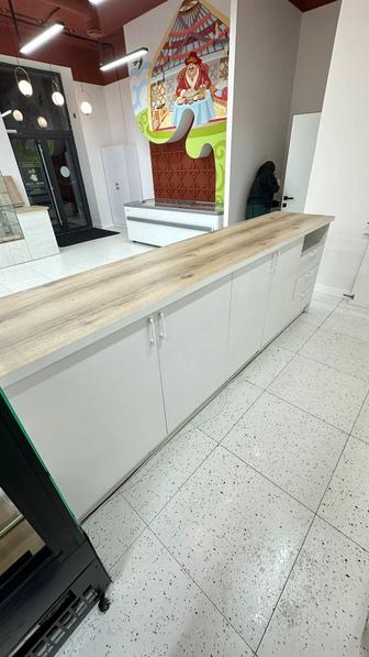 Барная стойка и стеллаж