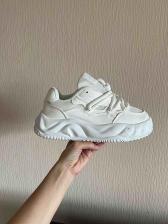 Продам кроссовки новые