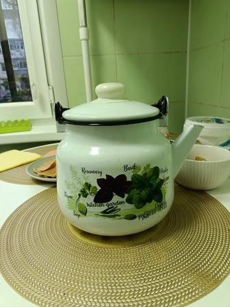 Продам эмалированную чайник