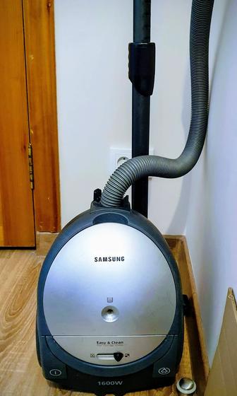 Пылесос Samsung в рабочень состоянии