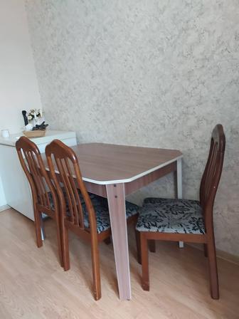 Стол и стулья