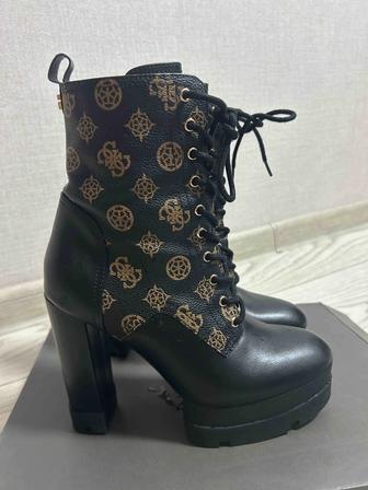 Продам сапоги осенние,оригинал Guess очень удобный