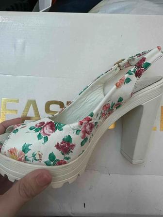 Женская обувь босоножки