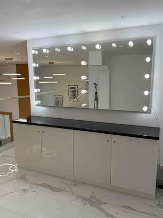 Продам визажное зеркало со шкафом на 2 персоны