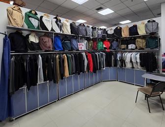 Шкафы и полки в бутик