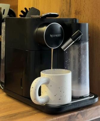 Продам кофемашину черную Nespresso Gran Lattissima DeLonghi