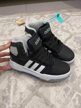 Продам новые зимние кроссовки