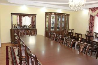 Витрина, стол, стулья, зеркало от ПАЛЕРМО