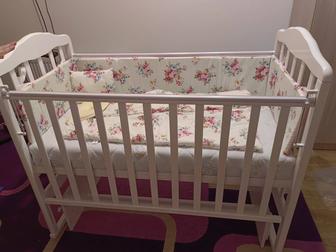 Детская кроватка с матрасиком и мягкими бортиками