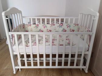 Детская кроватка маятник с матрасиком и мягкими бортиками