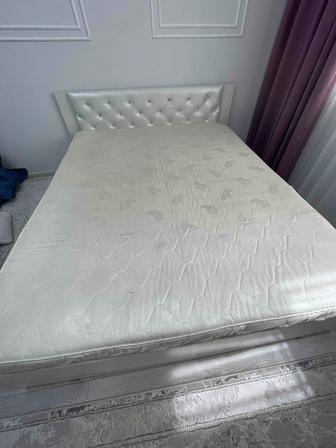 Продам 2-х спальную кровать с матрасом