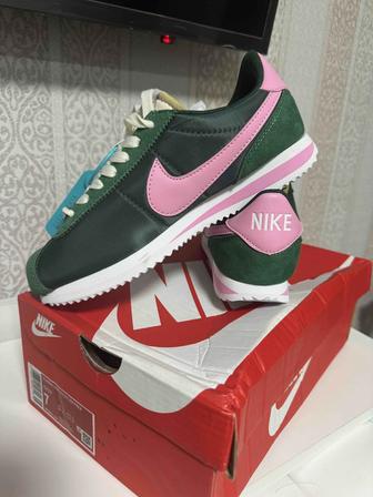 Продам кроссовки Nike Cortez