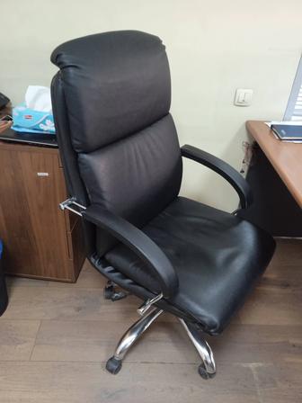 Кресло кожаное офисное