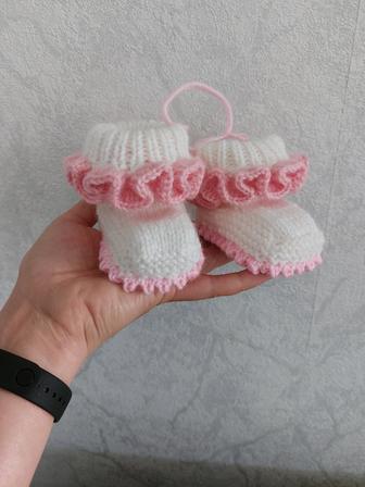 Вязаные пинетки для новорожденной девочки. Ручная работа.