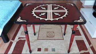 Стол с орнаментом