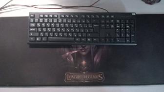 Компьютер в комплекте с монитором, клавиатурой, мышкой и наушники