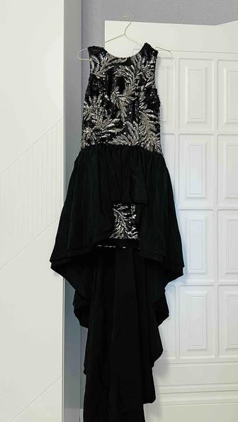 Шикарное платье с пайетками и длинным шлейфом