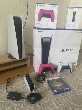 Playstation 5 с 2 джойстиками, зарядной станцией и Elden Ring