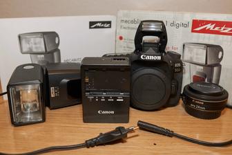 Фотоаппарат Canon 90D с объективом Canon EF-S 24mm f/2.8STM и вспышкой
