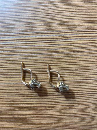 Серьги с бриллиантом