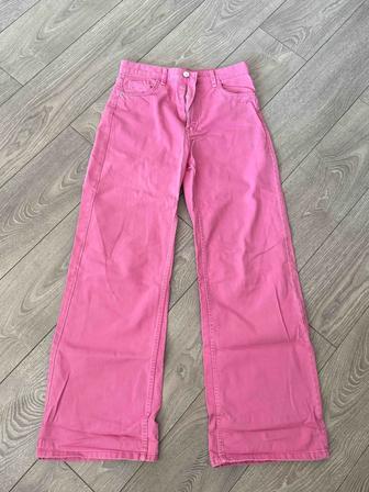 розовые джинсы