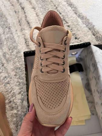 Продаю кроссовки бежевый цвет